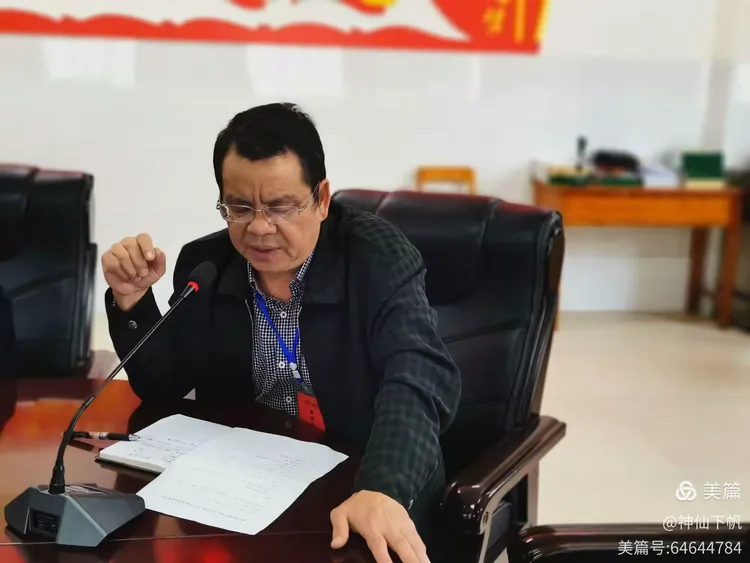 班主任的班主任一一罗秋10月12号下午,南丹县高级中学召开第四届